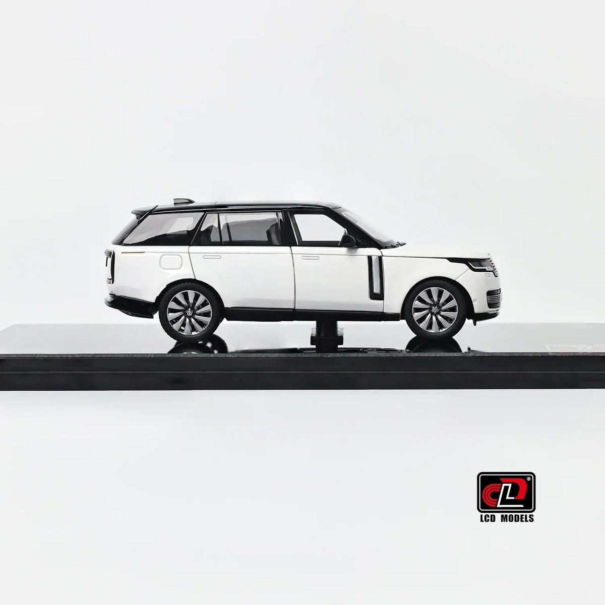 Land Rover Range Rover SV SERENITY, 1:43 Scale (White with Black Roof) — image 4