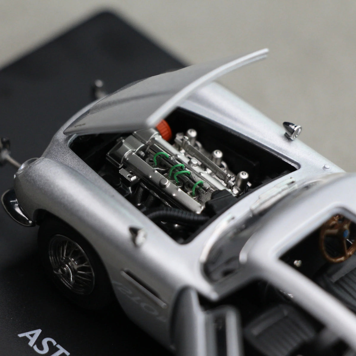 James Bond 007 Aston Martin DB5, 1:43 Scale (Silver) — image 5