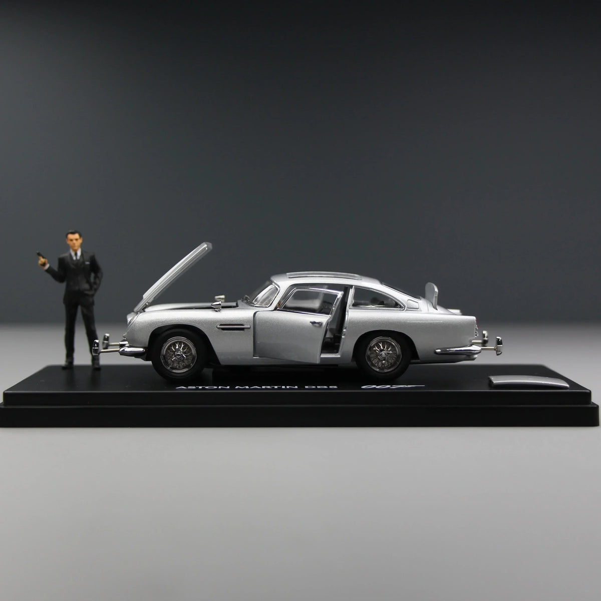 James Bond 007 Aston Martin DB5, 1:43 Scale (Silver) — image 1