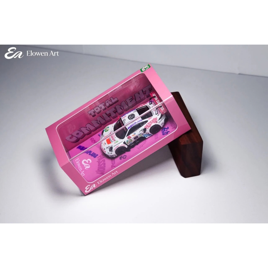 Porsche Iron Dames #85, 1:64 Scale — image 5