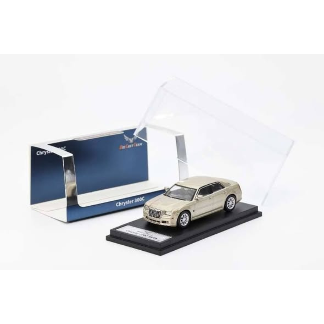 *PRE-ORDER* Chrysler 300C SRT8 2005, 1:64 Scale (Golden) — image 1