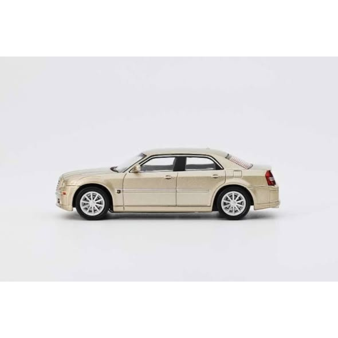 *PRE-ORDER* Chrysler 300C SRT8 2005, 1:64 Scale (Golden) — image 3
