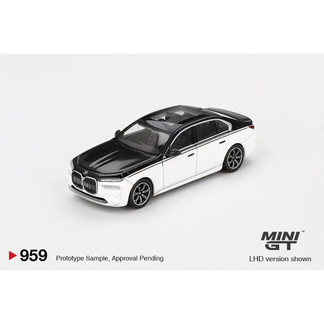 BMW i7 xDrive60 Alpine White / Black Sapphire, 1:64 Scale — image 2