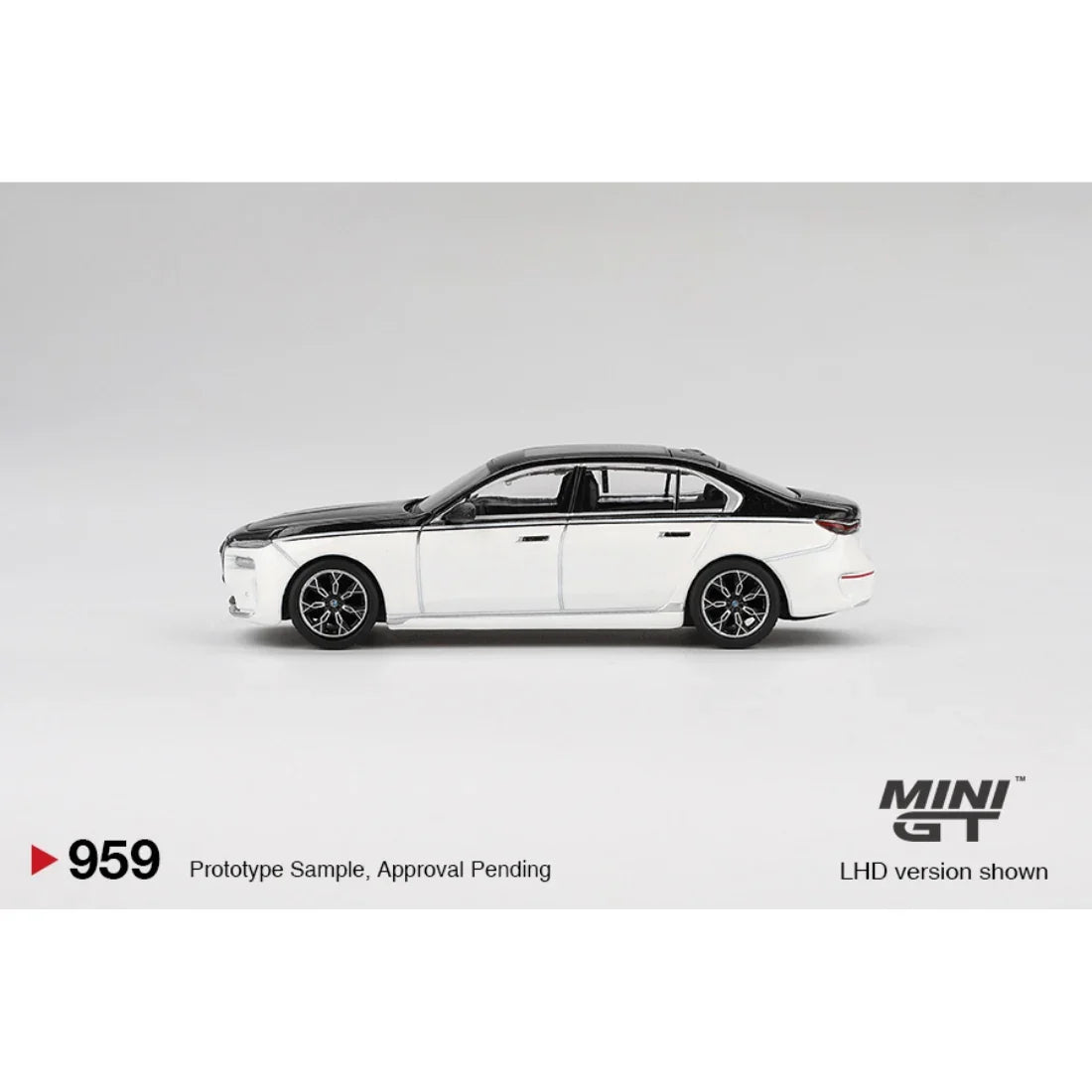 BMW i7 xDrive60 Alpine White / Black Sapphire, 1:64 Scale — image 3