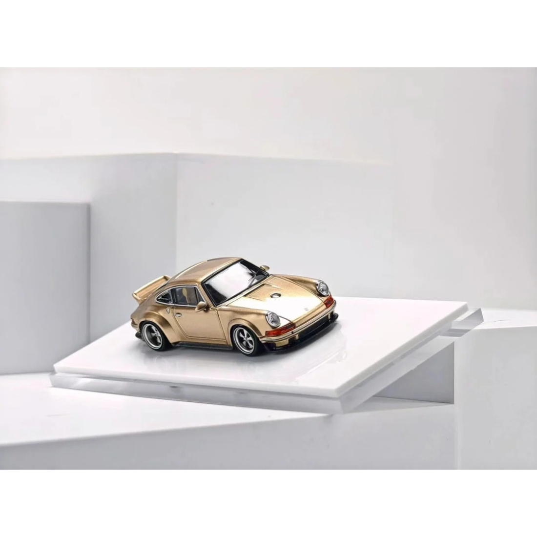 Porsche Singer DLS, 1:64 Scale (Vintage Champagne Gold) — image 4