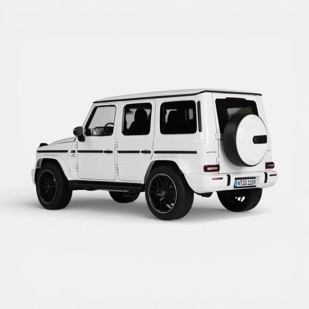 Mercedes-AMG G 63 W465, 1:18 Scale (Polar White) — image 3