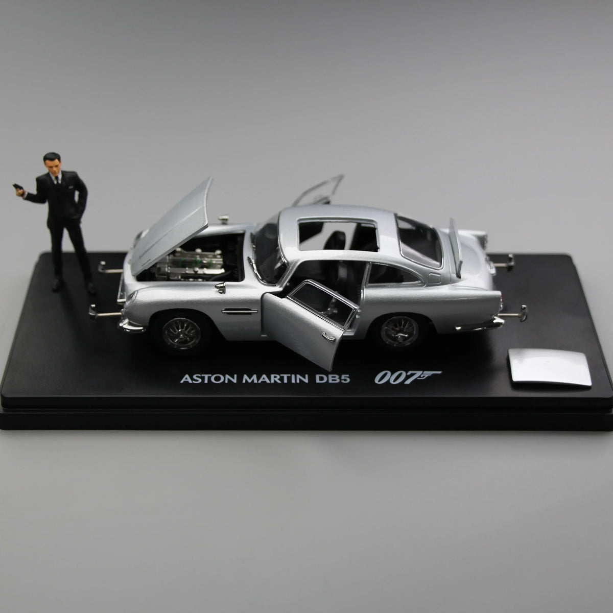 James Bond 007 Aston Martin DB5, 1:43 Scale (Silver) — image 2