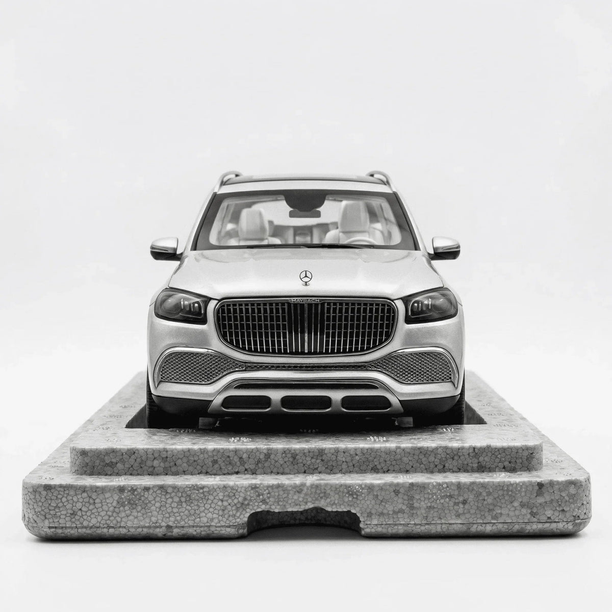Mercedes-Maybach GLS 600, 1:18 Scale — image 3