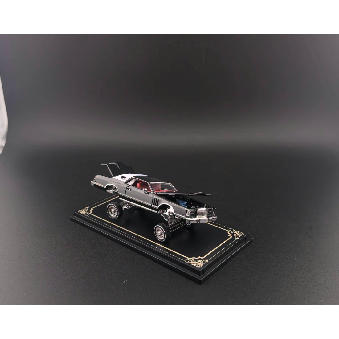 *PRE-ORDER* Lincoln Continental 1979 Open-Engin Hood, Visible Engine Black Color (Limited to 999pcs), 1:64 Scale — image 4