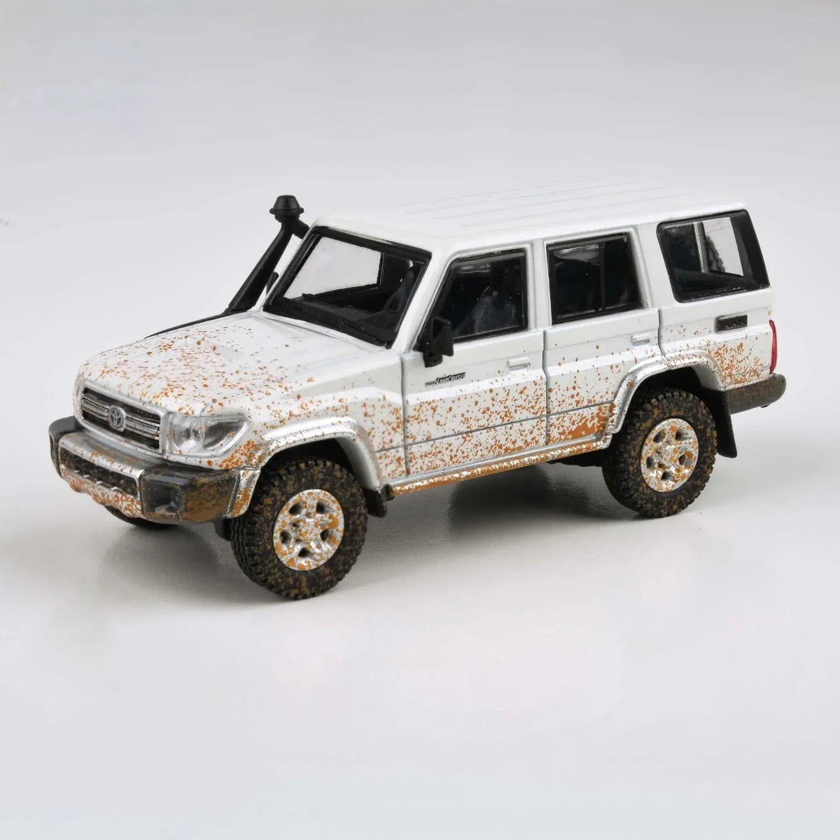 Toyota Land Cruiser 76 Off Road Effect RHD, 1:64 Scale (White) — image 1