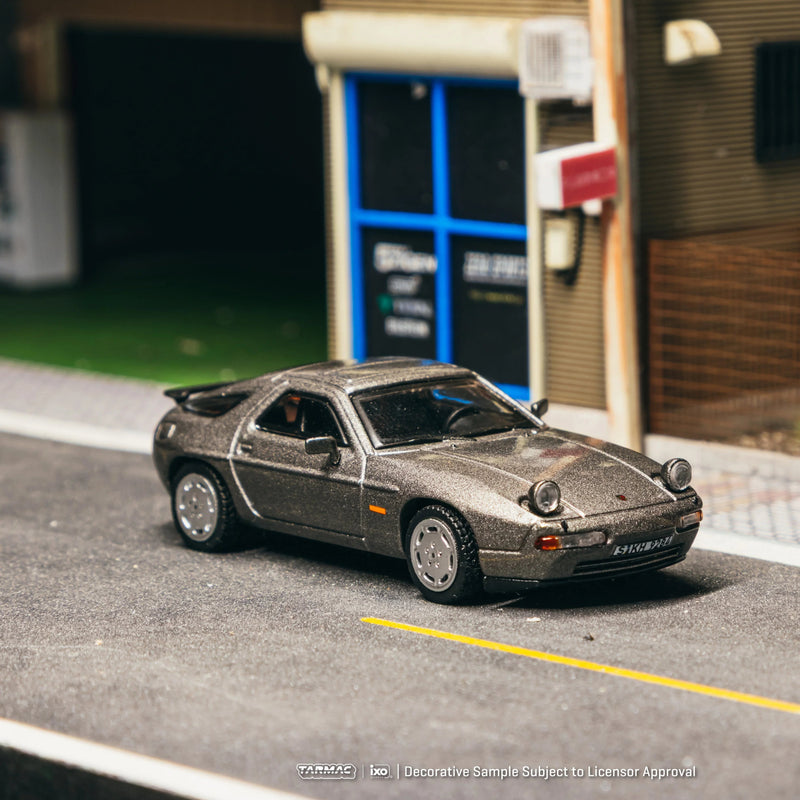 *PRE-ORDER* Porsche diecast 928 S4 Grey Metallic (Chance of Chase Car), 1:64 Scale — image 2