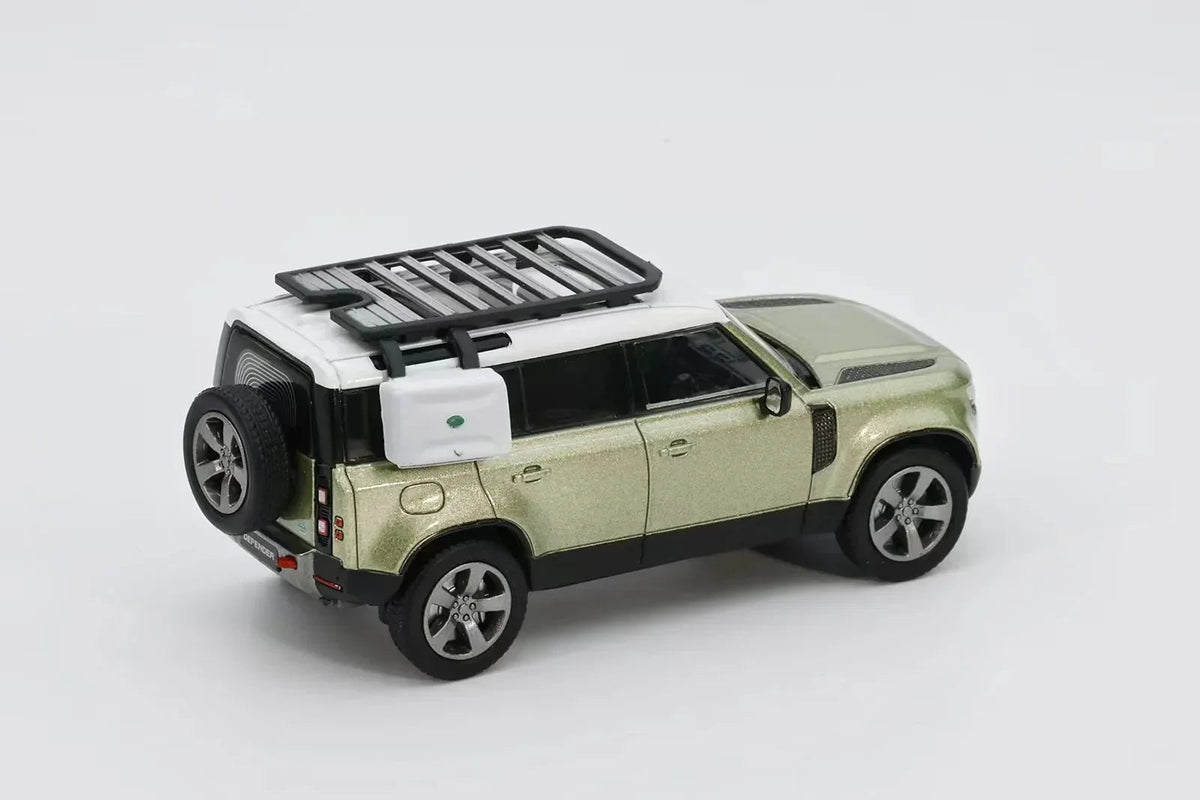 *PRE-ORDER* 2021 Land Rover Defender 110, 1:64 Scale (Green) — image 4