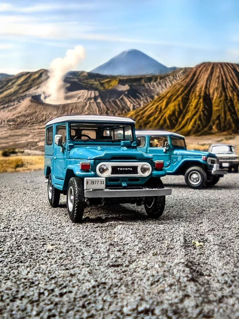 *IDE 2026* Toyota Land Cruiser 40 (FJ40) Blue with White Roof (Limited to 5000pcs), 1:64 Scale — image 1