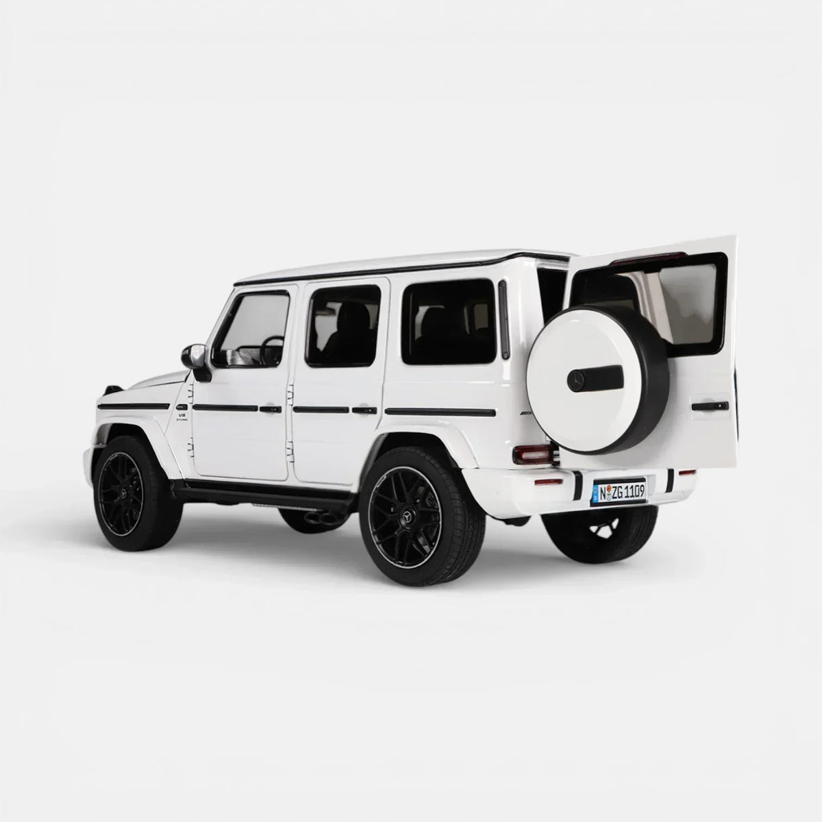 Mercedes-AMG G 63 W465, 1:18 Scale (Polar White) — image 4